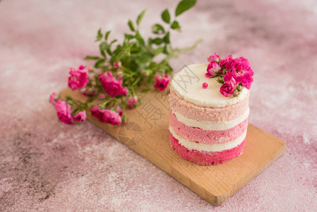 美丽的粉色奶油浆果蛋糕图片