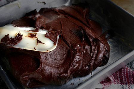 巧克力蛋糕在烤锅图片