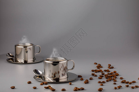 灰色背景中两杯咖啡的静物图片