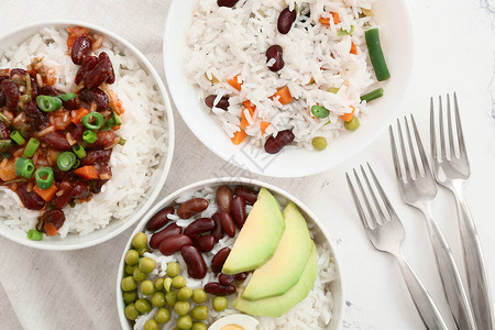 碗饭豆子和蔬菜桌上有美味大米图片