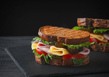 三明治配火腿奶酪西红柿生菜和烤面包图片