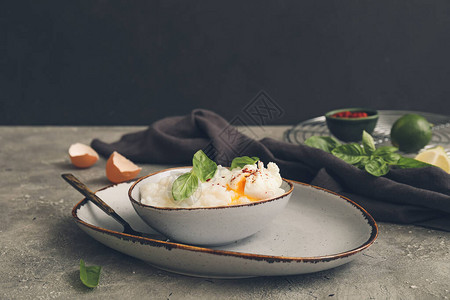 桌上有煮米饭和鸡蛋的碗图片