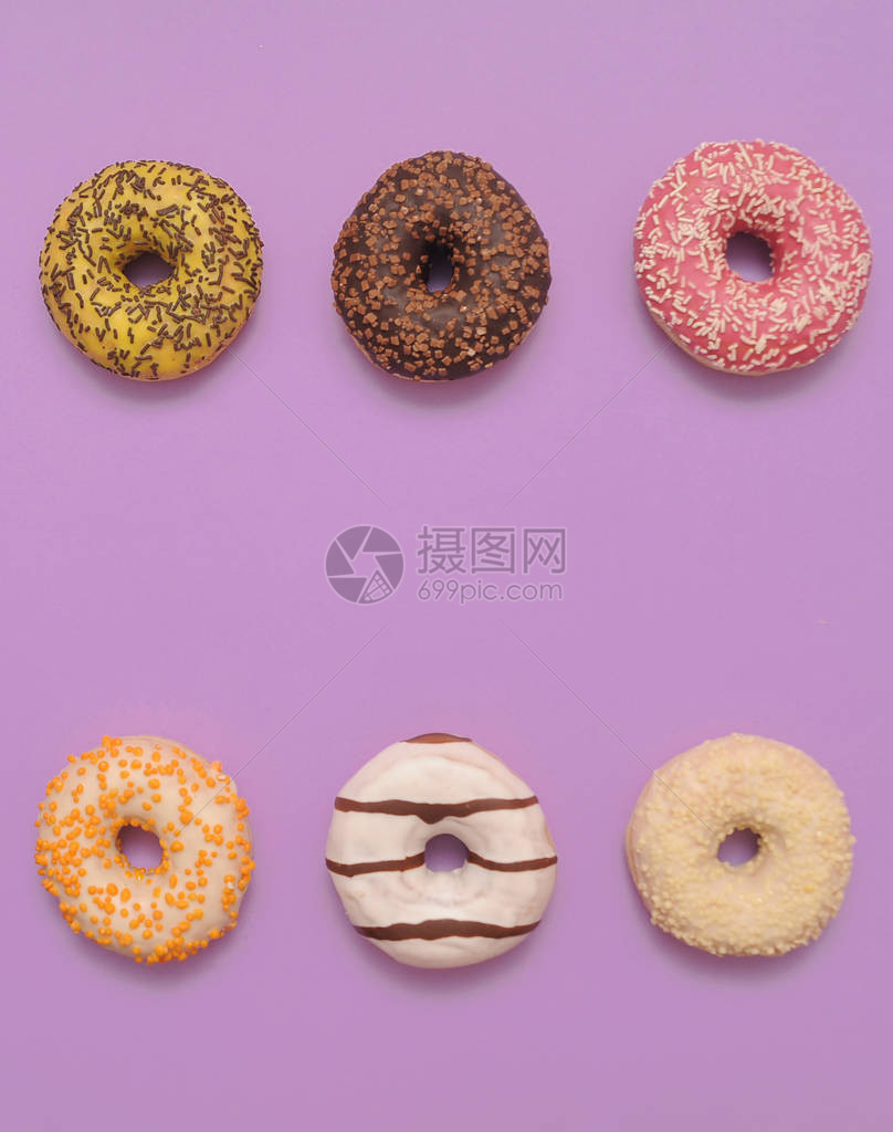 紫罗兰色背景上的美味甜圈图片