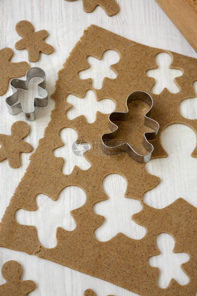 制作圣诞饼干的自制生钱在白色木质表面图片