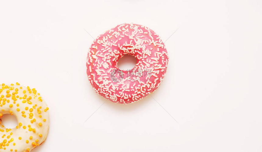 浅色背景的甜圈食物概念图片