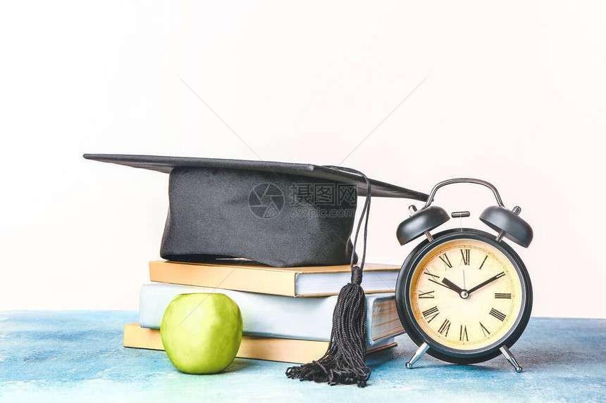 白种背景的毕业帽子书籍苹果和图片