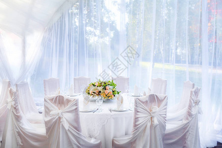 白色婚礼装饰餐桌图片