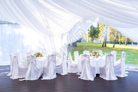 户外帐篷里的白色婚礼餐桌图片