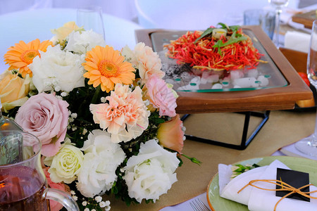 在豪华餐厅装饰的宴会桌上摆着鲜花和沙拉图片