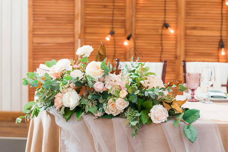 聚会或婚礼宴会的桌子都安排好了在餐厅吃豪华优雅的晚餐玻璃和盘图片