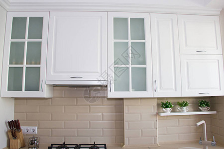 厨房里的白色吊架图片