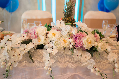 用兰花装饰婚礼餐桌图片