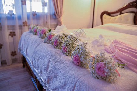 床上的花束图片