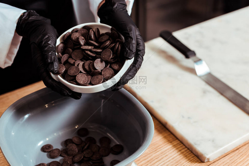 将巧克力薯片放入碗中的chocoo图片
