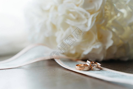 结婚戒指是放在白新娘的丝带上图片