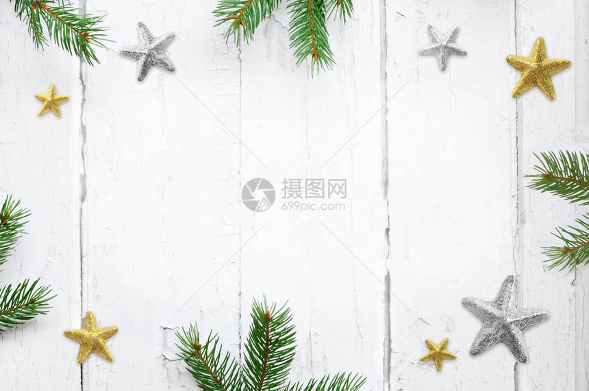 在旧木破旧背景上配有圣诞装饰品的Firf分支图片