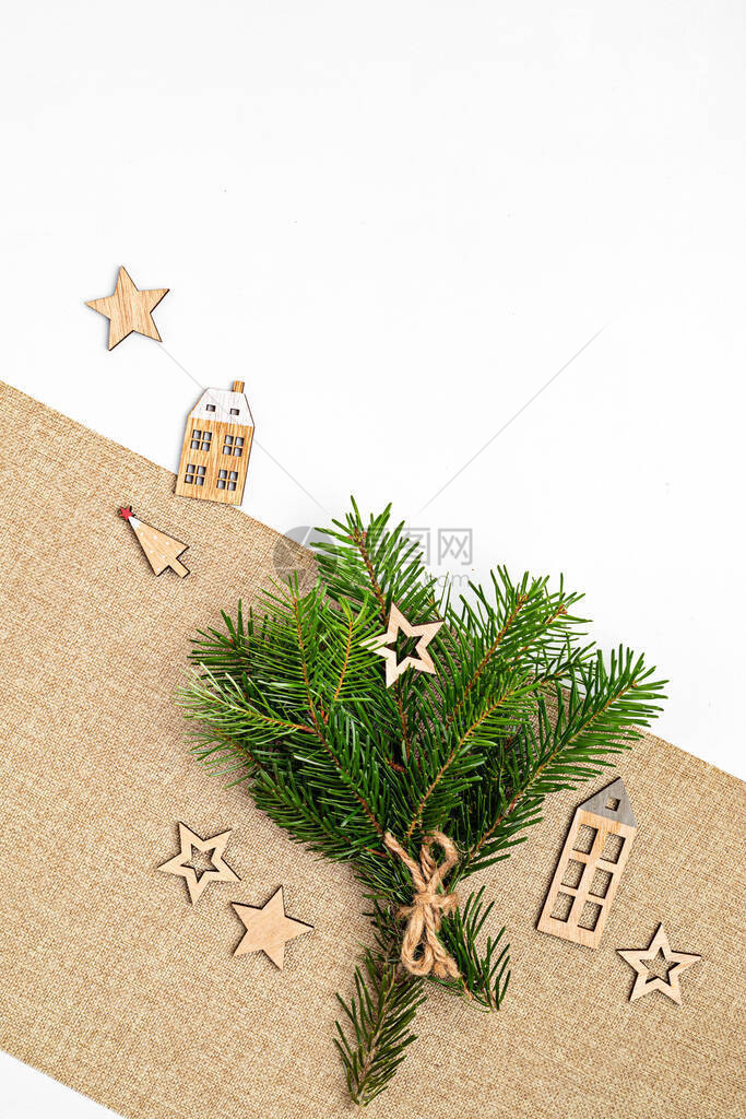 圣诞假期装饰圣诞树枝和木制装饰品寒假图片