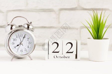10月22日在闹钟旁边的木制日图片