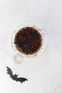 巧克力杏仁蛋糕和蝙蝠垂直方向顶部视野糖图片
