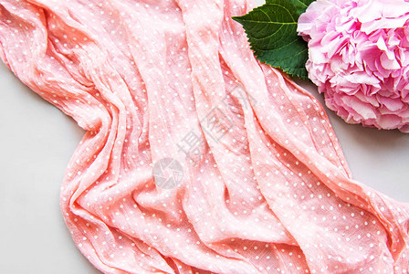 粉色围巾和波卡圆点折叠在白色背景和图片