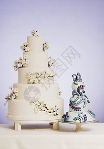 背景上美丽的婚礼蛋糕美图片