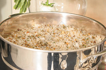 一碗米饭和蔬菜的特写图片