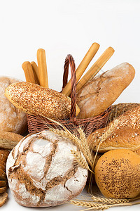 不同种类的面包和面包卷厨房或面图片