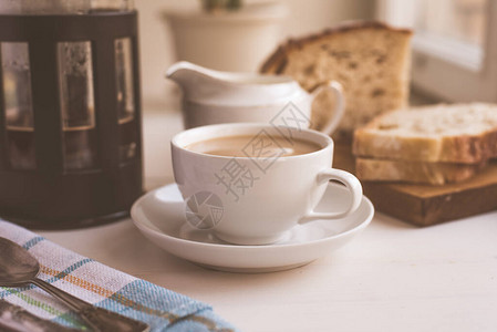 早餐咖啡加牛奶和新鲜糕点图片
