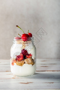 在罐子里吃健康早餐用新鲜樱桃图片