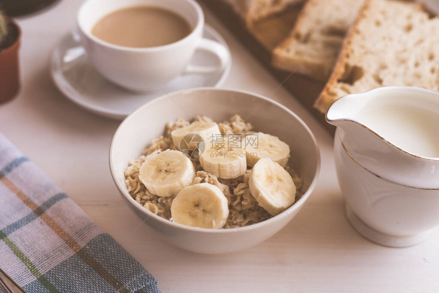 燕麦加香蕉和咖啡早餐用牛奶特餐图片