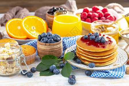 健康早餐的背景是古老的美味和健康食物的概念图片