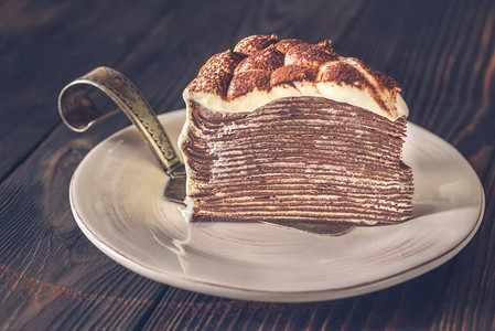 盘子上的提拉米苏绉蛋糕片图片