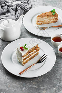 白盘子上的美味蛋糕图片
