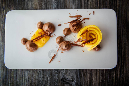 顶视图特写美味的自制水果和巧克力慕斯甜点图片