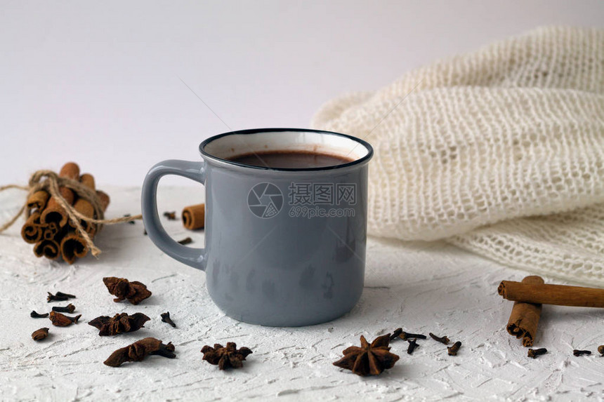 冬季和秋季热饮灰色杯热巧克力和肉桂棒与白色背景上的八角星复制图片
