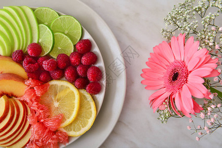 轻桌上放着美味新鲜水果的盘子图片