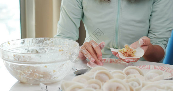 在家做肉饺子的女人图片