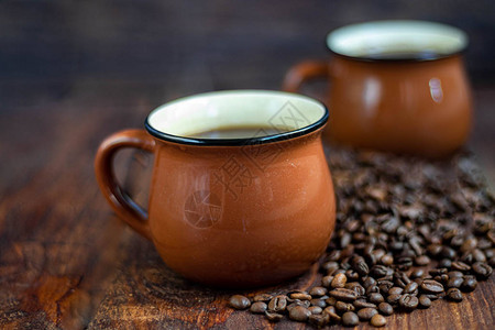 咖啡在棕色杯子中图片