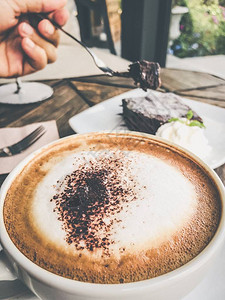 热咖啡卡布奇诺加巧克力蛋糕食品和饮料图片