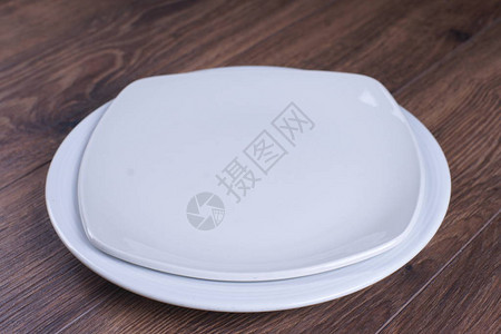 桌上的白色空盘子背景图片