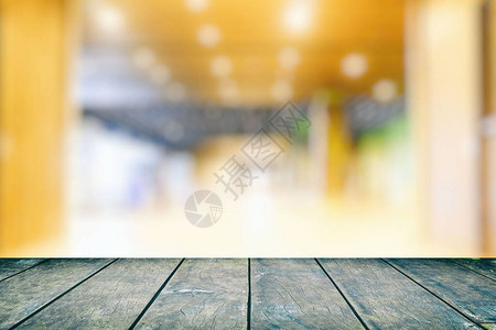 展厅背景模糊的旧木桌背景图片