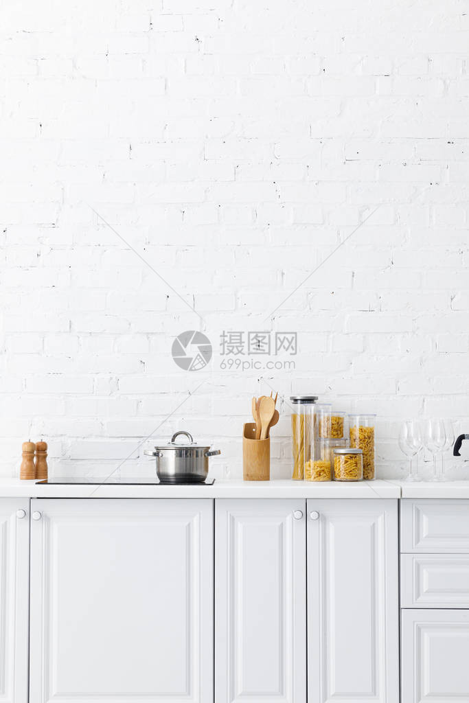 现代白色厨房内最简陋的有厨房用具和砖图片