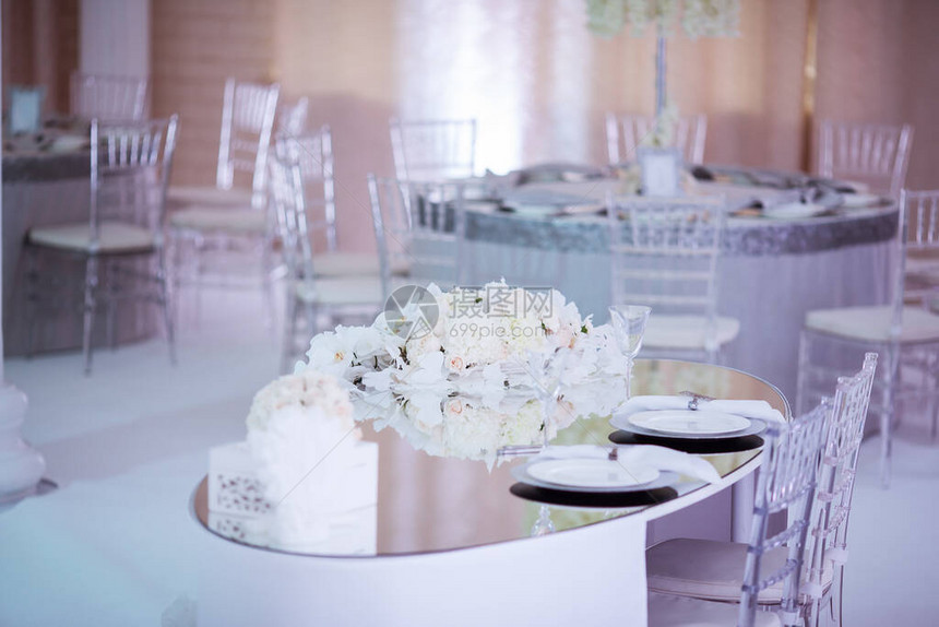 带桌椅和白花的婚房内部图片