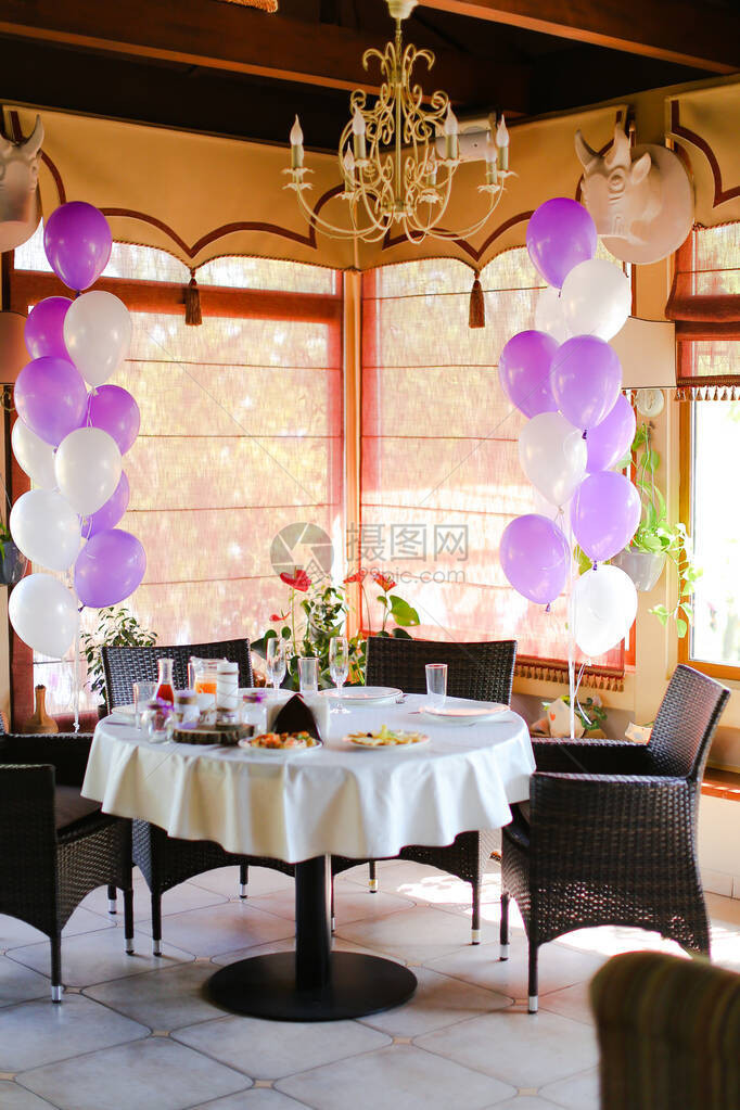 咖啡馆和白紫色芭蕾舞团的餐桌上的食物图片