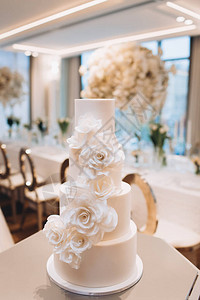美丽的白玫瑰婚礼蛋糕图片