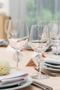 餐厅桌上的玻璃酒杯图片