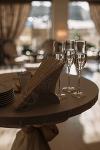 餐厅的桌子布置杯子和香槟美丽的图片