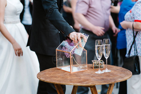 透明水晶婚宴酒杯和香槟酒杯图片