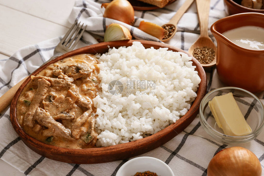 餐桌上有美味的牛肉汤图片