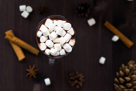 含冬季装饰的热巧克力和小型棉花糖以黑图片